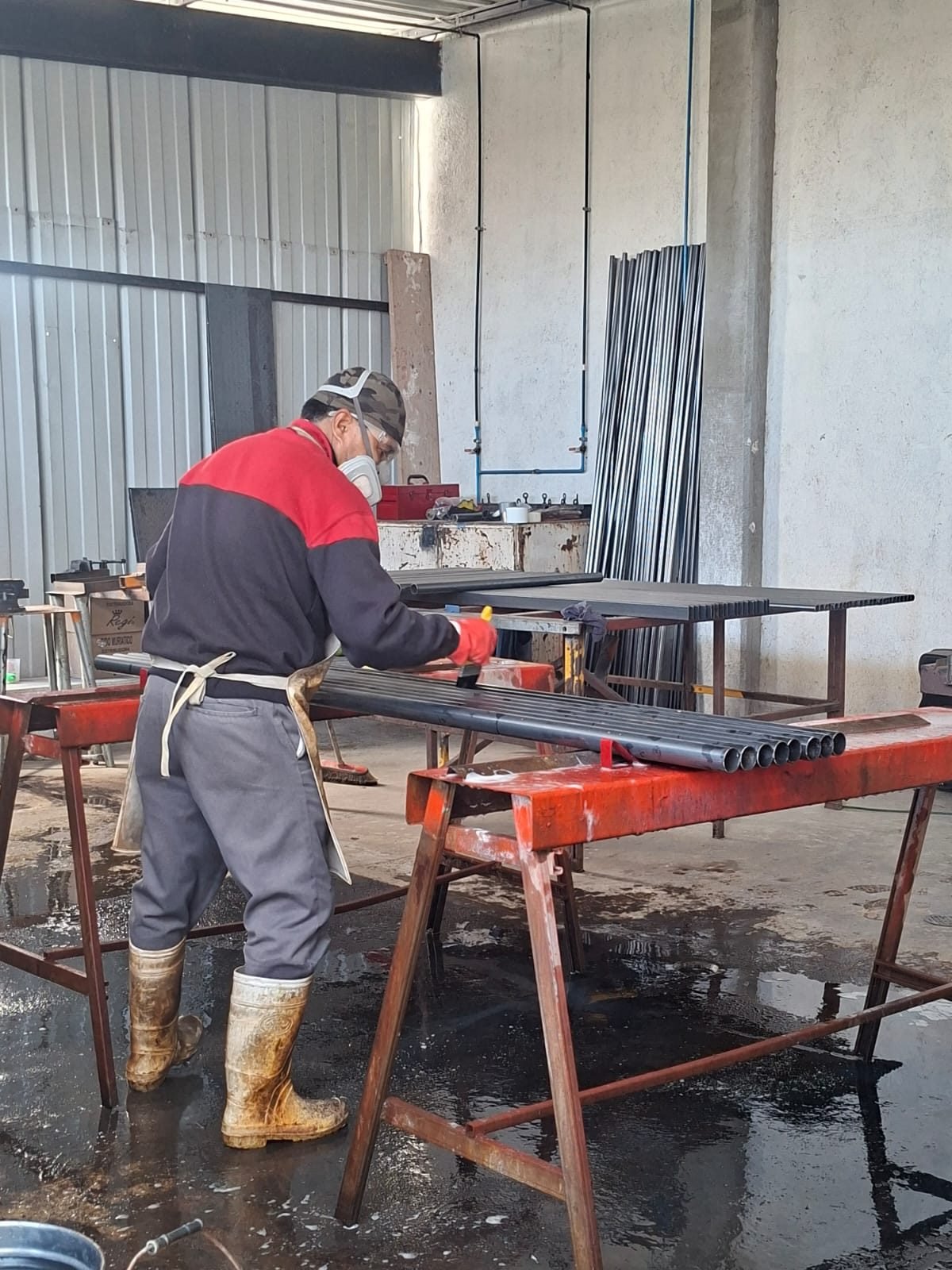 Trabajador fabricando andamio